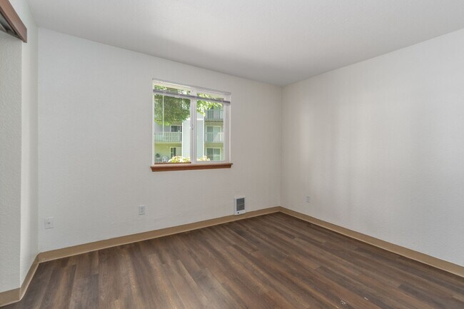 Building Photo - Luxury Two-Bedroom in Port Orchard availab...