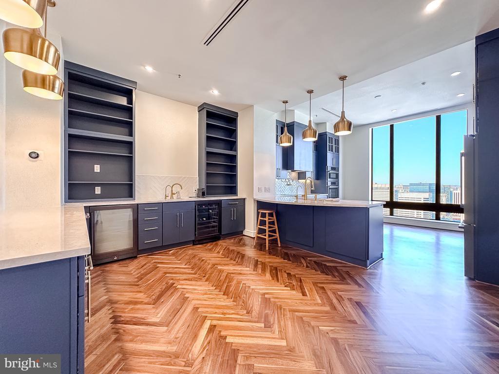 Primary Photo - 10 E Lee St