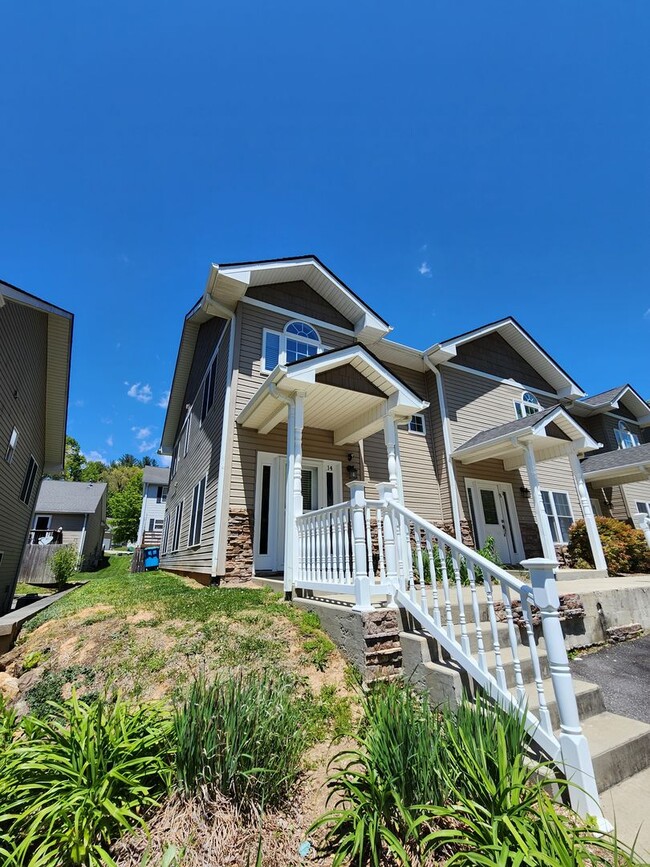 Building Photo - Swannanoa Townhouse