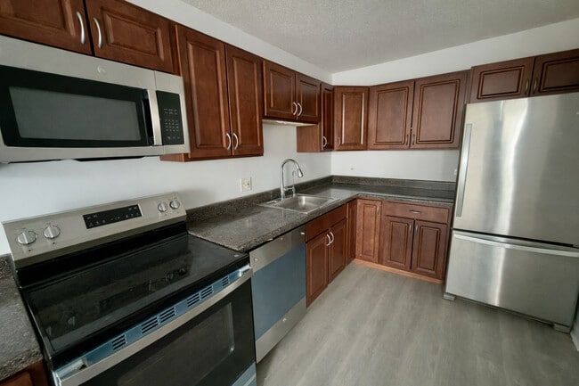 Building Photo - 899 S Plymouth Ct