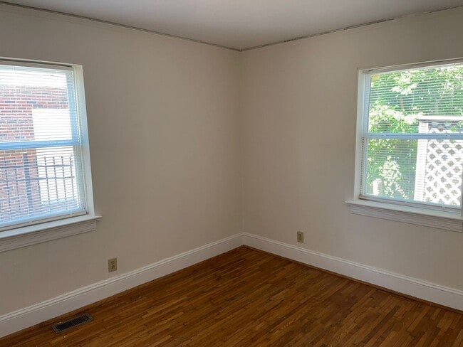 Building Photo - 1308 S Kings Dr