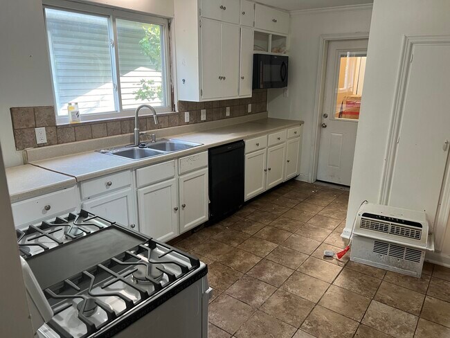 Kitchen - 321 Dana Ave