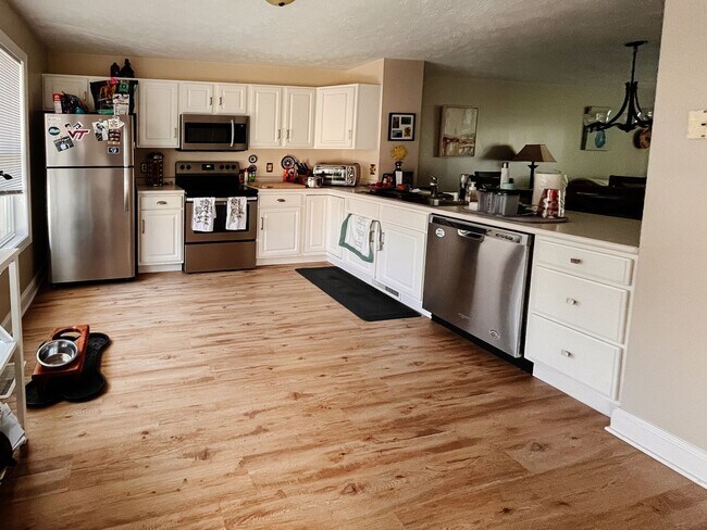 Building Photo - 2 Bedroom, 2.5 Bath Townhouse with Garage ...