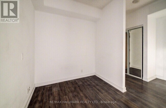 Photo du bâtiment - 2200 Lake Shore Blvd W