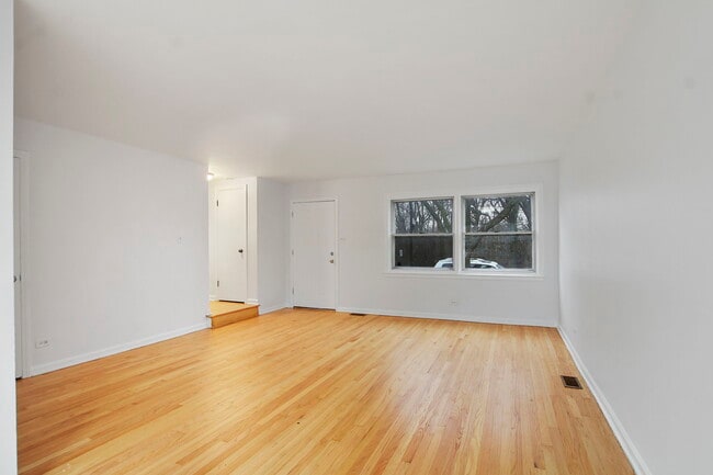 Living Room - 6521 N Kedzie Ave