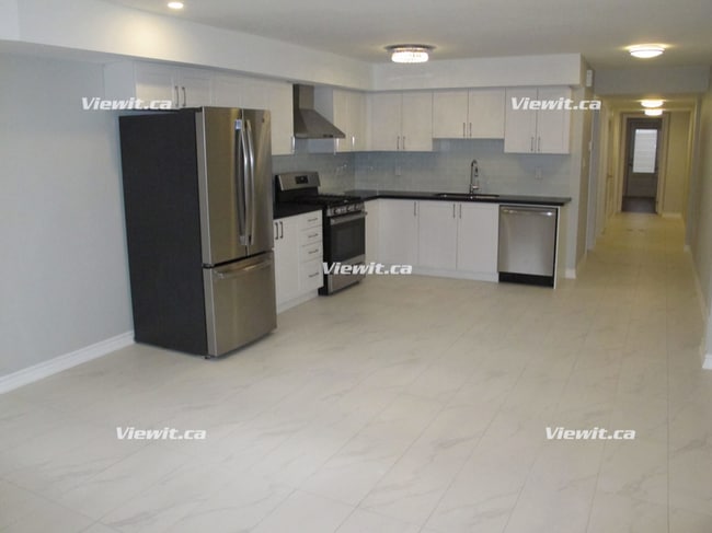 Photo du bâtiment - Basement Apartment For Rent in Little Italy