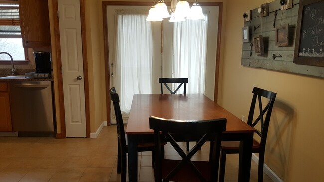 Foto del edificio - Beautiful 4 Bedroom 2.5 Bathroom Single fa...