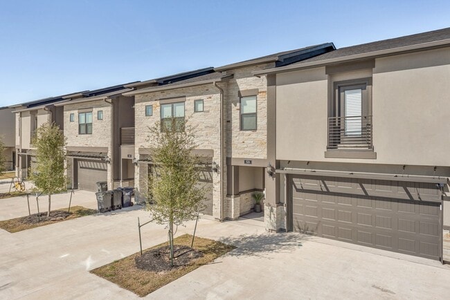 Foto del edificio - AUGUST PRE-LEASE!! 4/4.5 in Pershing Pointe!