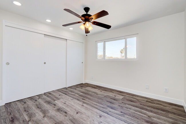 2nd bedroom with large closet and organizers - 2312 Grant Ave