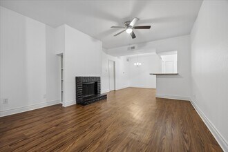 Building Photo - 2100 Tanglewilde St