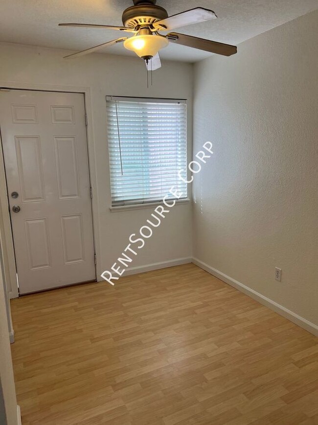 Foto del edificio - 2 Bedroom Duplex For Rent in Barstow