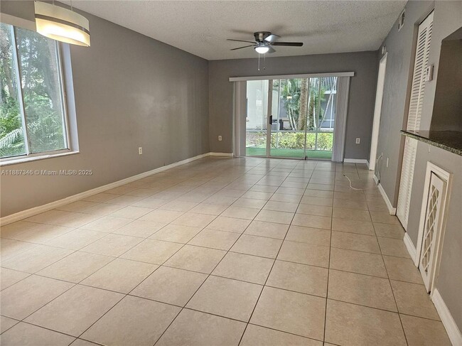 Building Photo - 2101 Glenmoor Dr