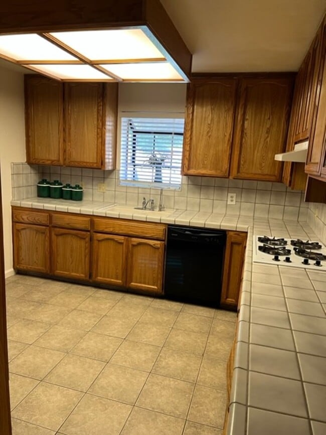 Foto del edificio - Nice 5 bedroom home with a large garage.