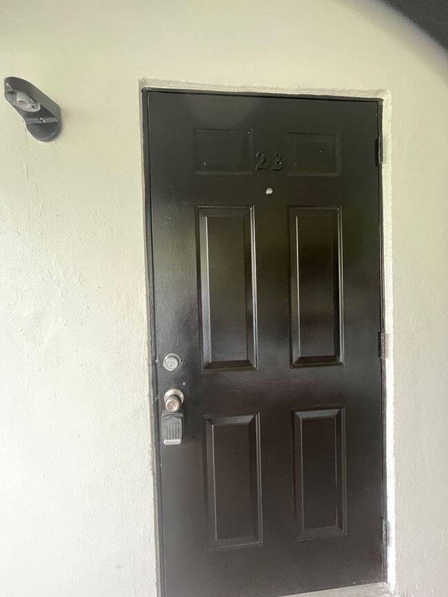 Foto del edificio - 717 NE 13th Ct