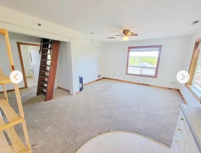 Building Photo - Spacious upper 3-bedroom unit with 2 full ...