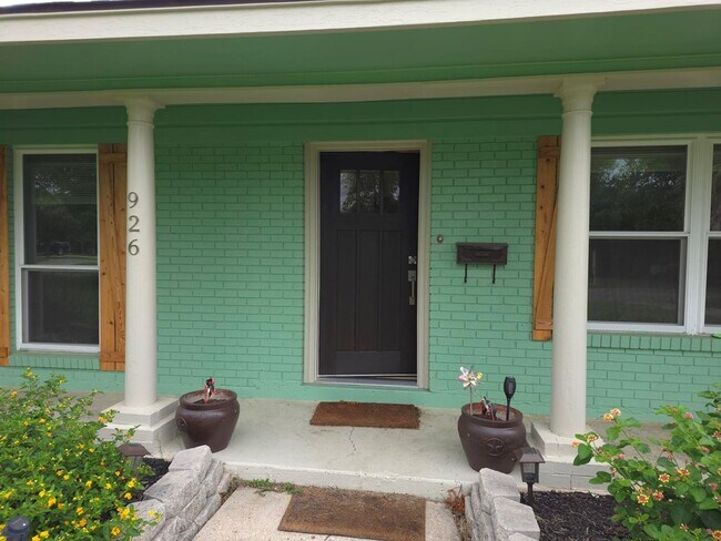 Building Photo - 926 Pecan St