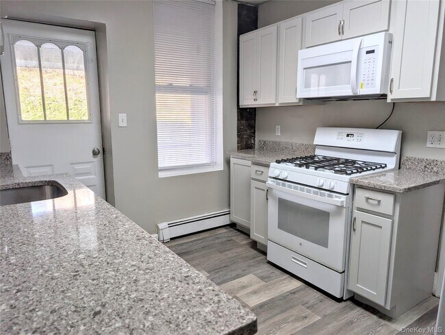 Foto del edificio - 12 Railroad Ave