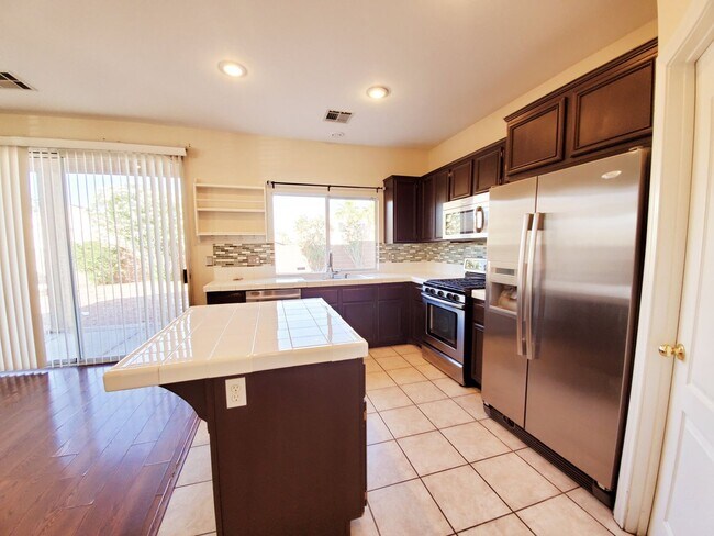 Building Photo - LOVELY 3 BED/ 2.5 BATH HOME W/ 3 CAR GARAGE!