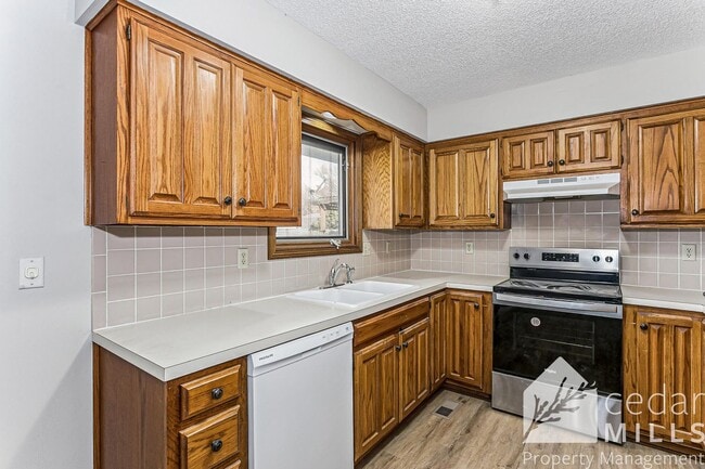 Foto del edificio - Spacious 3 Bedroom off of North Rock!