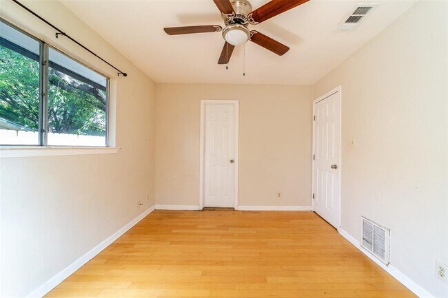 Building Photo - 1738 Rutland Dr
