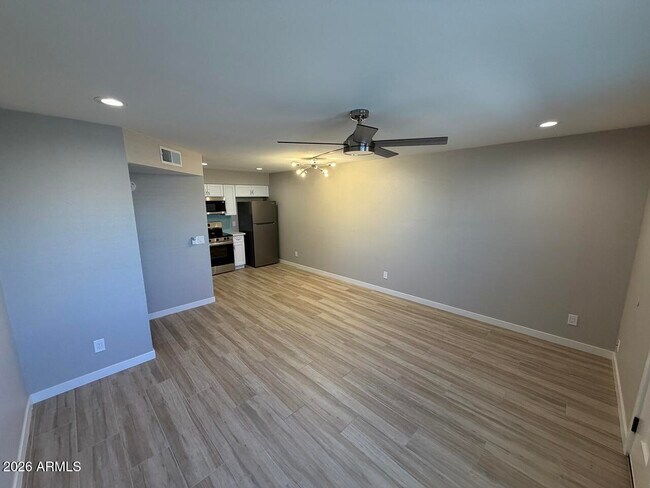 Building Photo - 476 E Linda Ave