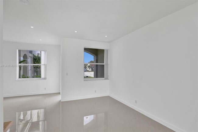 Building Photo - 21275 NE 8th Pl