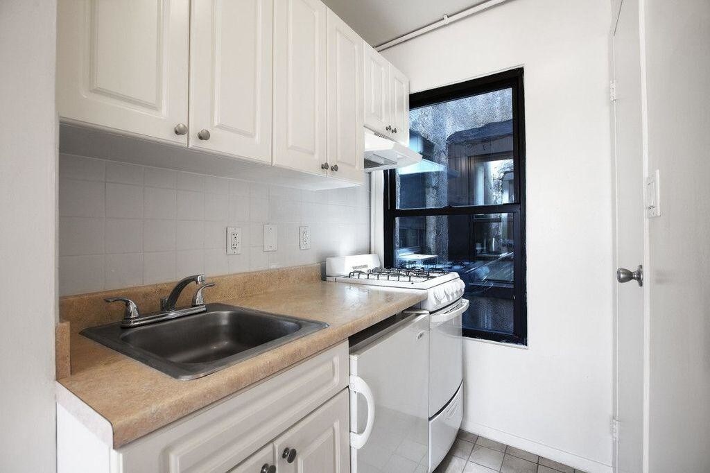 Building Photo - bedroom in New York NY 10010