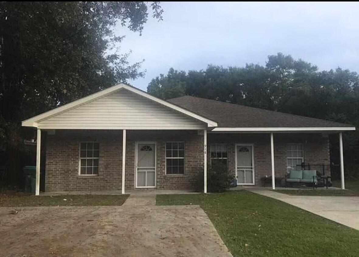 Foto principal - Charming 3-Bedroom, 2-Bathroom Duplex in G...