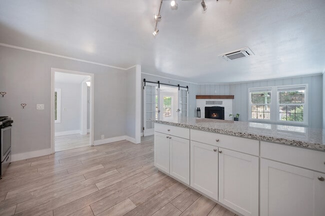Building Photo - 14492 Meadow Dr