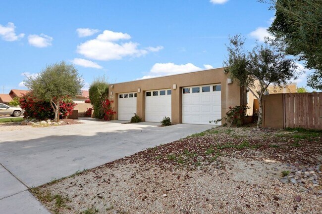 Foto del edificio - 5 Bedroom, 3 bath Home in Cathedral City w...