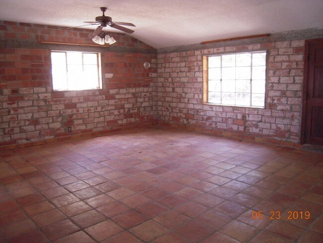 Building Photo - 2 bed / 1 bath rental