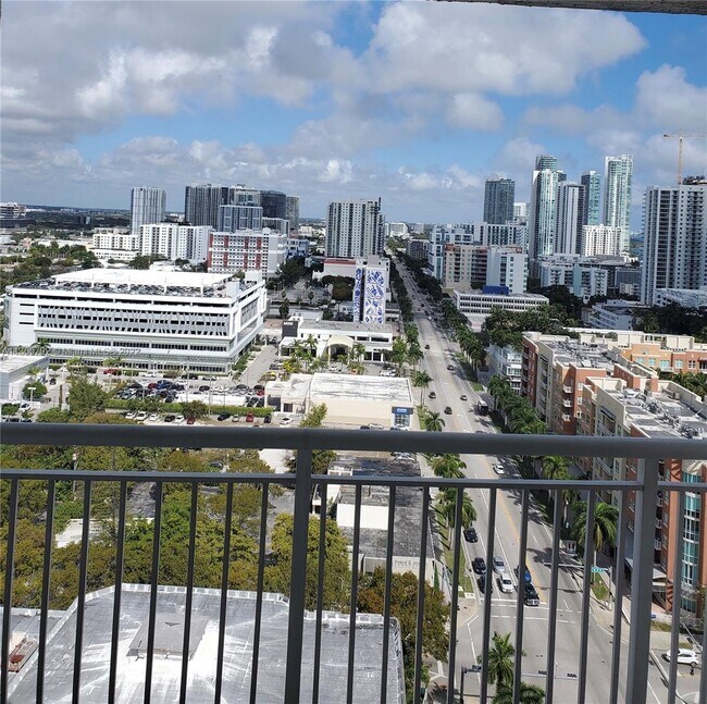 Foto del edificio - 275 NE 18th St