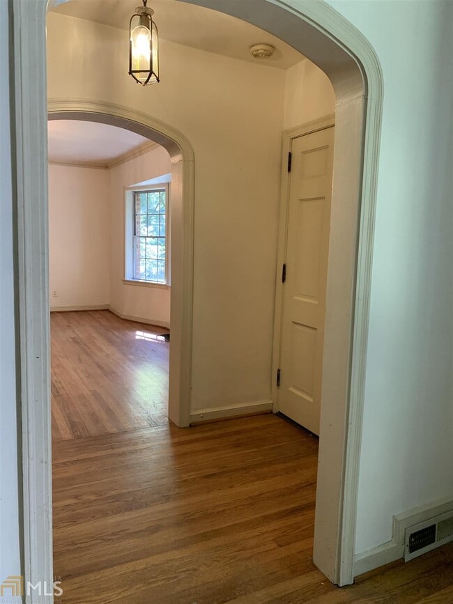 Building Photo - 3977 Club Dr NE