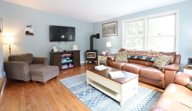 Foto del edificio - FURNISHED 3 Bed Winter Seasonal Great Location! Available 11/1/26 - $2395/mo