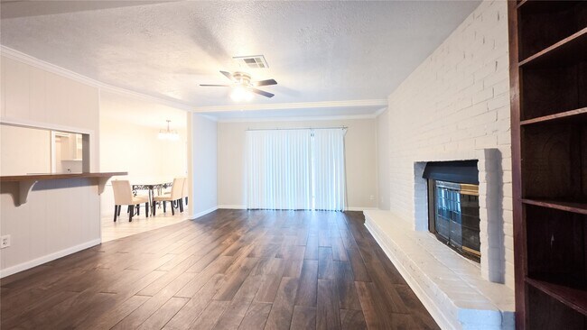 Foto del edificio - 2027 Whispering Springs Dr