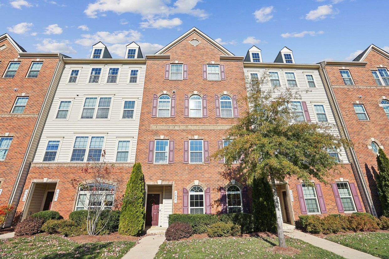 Foto principal - Stunning 2-Level Townhouse Condo in Sought...