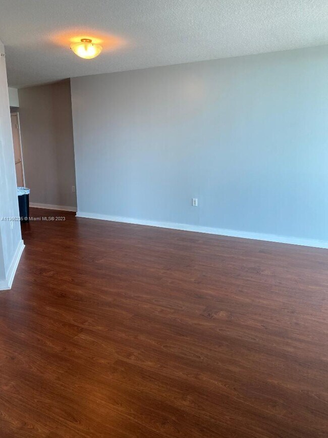 Foto del edificio - 9055 SW 73rd Ct