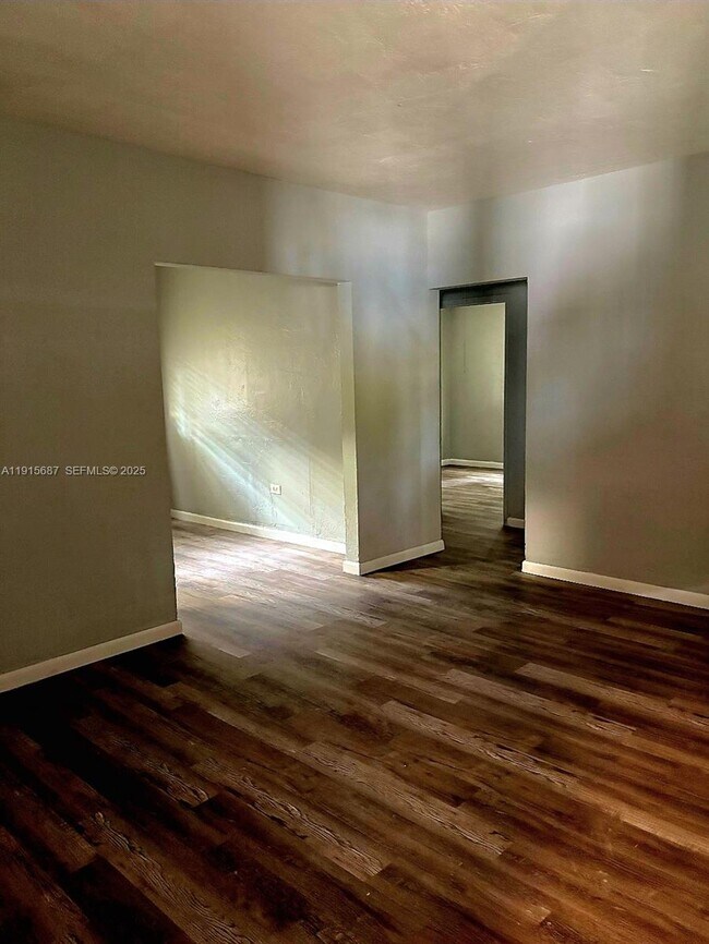 Foto del edificio - 970 SW 7th St