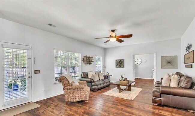 Foto del edificio - Available 7/10!!!