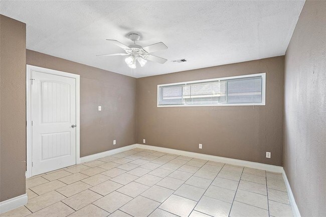 Building Photo - 4910 Honeysuckle Ln