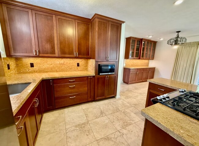 Building Photo - Large 3BR/2.5BA Single-Level Home for Rent in Ulu Mahi, Lihue