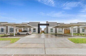 Building Photo - 8 Campeche Dr