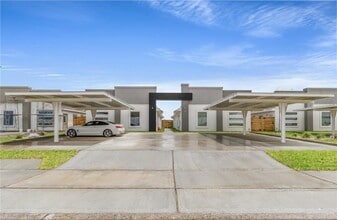 Building Photo - 8 Campeche Dr