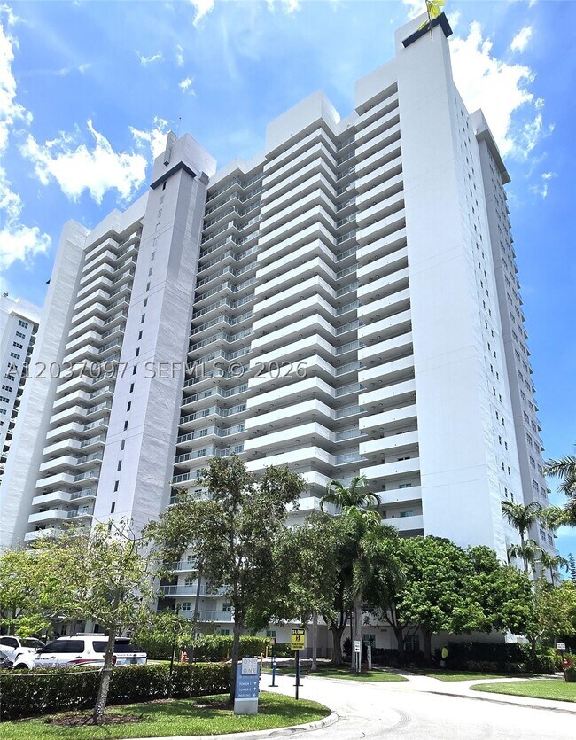 Building Photo - 14951 Royal Oaks Ln