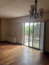 Building Photo - 10 N Wood Ave