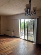 Building Photo - 10 N Wood Ave