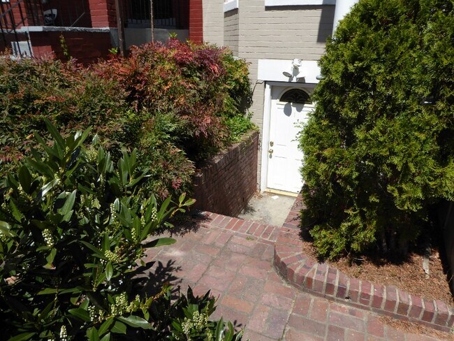 Foto del edificio - 1361 Parkwood Pl NW
