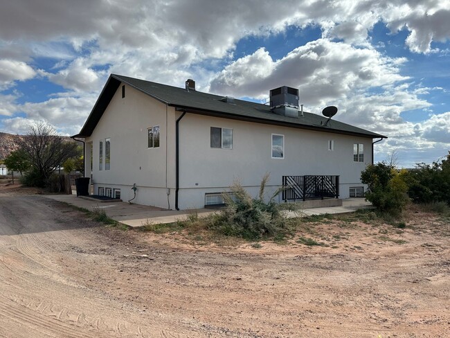 Building Photo - *utilities included* Remodeled 3 bed 3 bath apartment