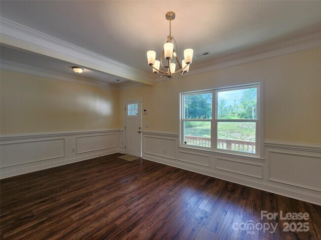 Building Photo - 869 Kathryn Dr SE