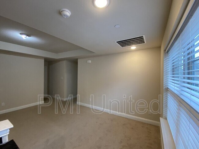 Foto del edificio - 910 Estelle Dr